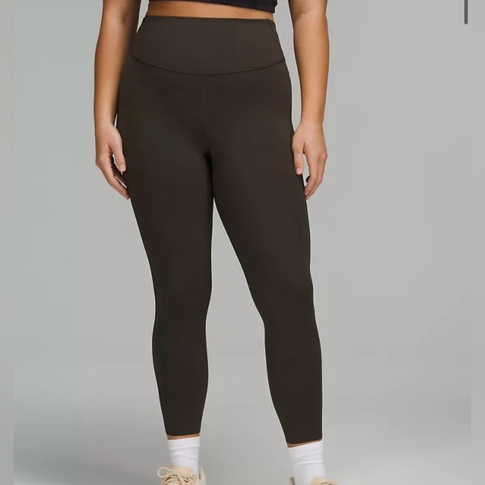 Lululemon Base Pace High-Rise Tight 25"
Dark Olive size 6